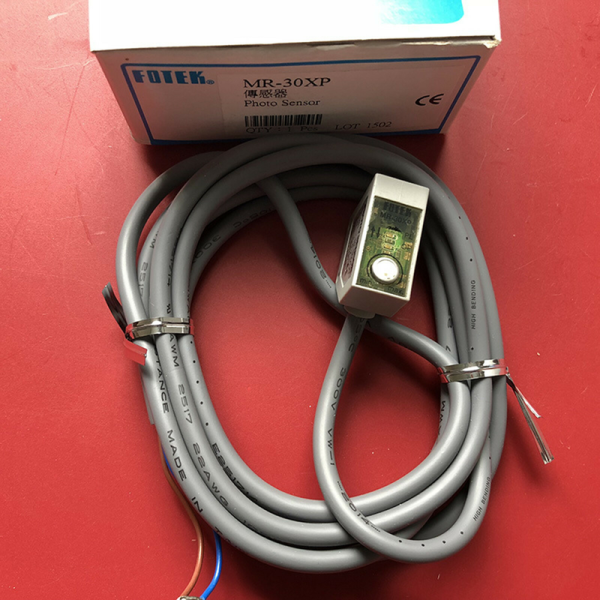 SENSOR DIFUSO RECTANGULAR PNP/NPN N.O. Sn 30cm. SALIDA CABLE 2MT . IP65 MR-30XP